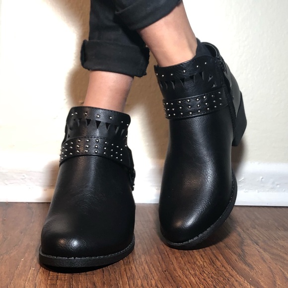 Sale!! Edgy studded black booties with low chunky - Picture 2 of 7